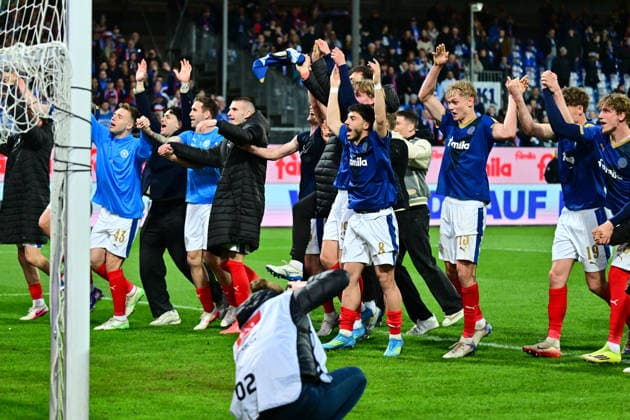 17.04.2026, Fußball, Herren, 2.BL (Bundesliga), Saison 2025 2026, Holstein Kiel - 1. FC Kaiserslautern, 30. Spieltag Die Kieler Spieler feiern den Sieg vor der Fankurve Kiel, Holstein-Stadion Holstein-Stadion Schleswig-Holstein Deutschland