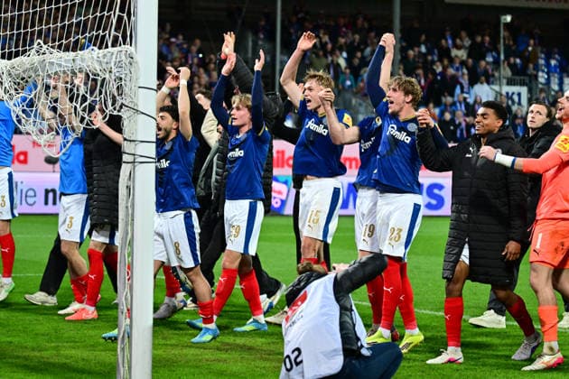 17.04.2026, Fußball, Herren, 2.BL (Bundesliga), Saison 2025 2026, Holstein Kiel - 1. FC Kaiserslautern, 30. Spieltag Die Kieler Spieler feiern den Sieg vor der Fankurve Kiel, Holstein-Stadion Holstein-Stadion Schleswig-Holstein Deutschland