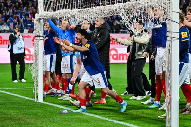 17.04.2026, Fußball, Herren, 2.BL (Bundesliga), Saison 2025 2026, Holstein Kiel - 1. FC Kaiserslautern, 30. Spieltag Die Kieler Spieler feiern den Sieg vor der Fankurve, vorweg Umut Tohumcu Kiel, Holstein-Stadion Holstein-Stadion Schleswig-Holstein Deutschland