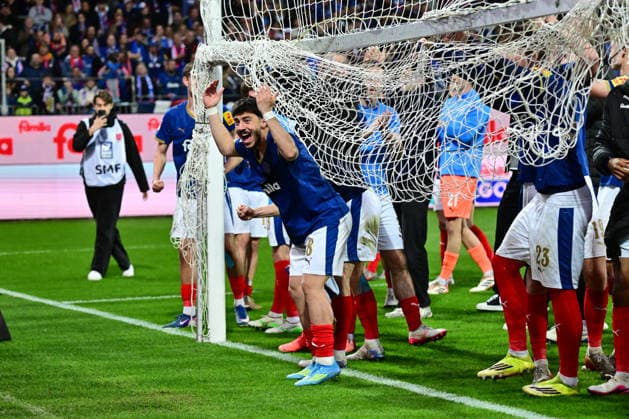 17.04.2026, Fußball, Herren, 2.BL (Bundesliga), Saison 2025 2026, Holstein Kiel - 1. FC Kaiserslautern, 30. Spieltag Die Kieler Spieler feiern den Sieg vor der Fankurve, vorweg Umut Tohumcu Kiel, Holstein-Stadion Holstein-Stadion Schleswig-Holstein Deutschland