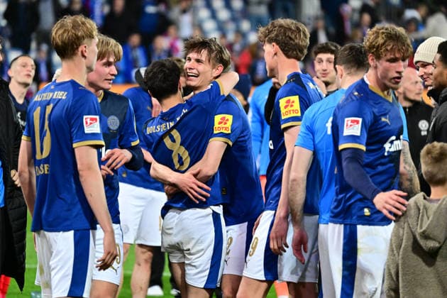 17.04.2026, Fußball, Herren, 2.BL (Bundesliga), Saison 2025 2026, Holstein Kiel - 1. FC Kaiserslautern, 30. Spieltag Die Kieler Spieler feiern den Sieg vor der Fankurve Kiel, Holstein-Stadion Holstein-Stadion Schleswig-Holstein Deutschland