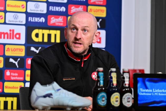 17.04.2026, Fußball, Herren, 2.BL (Bundesliga), Saison 2025 2026, Holstein Kiel - 1. FC Kaiserslautern, 30. Spieltag Trainer Torsten Lieberknecht (Kaiserslautern) Kiel, Holstein-Stadion Holstein-Stadion Schleswig-Holstein Deutschland