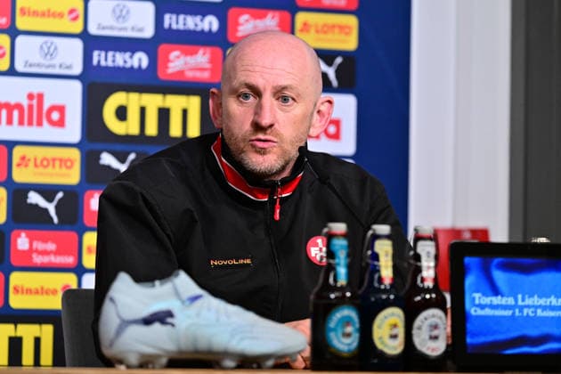 17.04.2026, Fußball, Herren, 2.BL (Bundesliga), Saison 2025 2026, Holstein Kiel - 1. FC Kaiserslautern, 30. Spieltag Trainer Torsten Lieberknecht (Kaiserslautern) Kiel, Holstein-Stadion Holstein-Stadion Schleswig-Holstein Deutschland