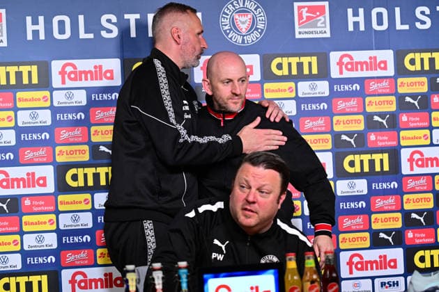 17.04.2026, Fußball, Herren, 2.BL (Bundesliga), Saison 2025 2026, Holstein Kiel - 1. FC Kaiserslautern, 30. Spieltag Trainer Tim Walter (Kiel) mit Trainer Torsten Lieberknecht Kiel, Holstein-Stadion Holstein-Stadion Schleswig-Holstein Deutschland