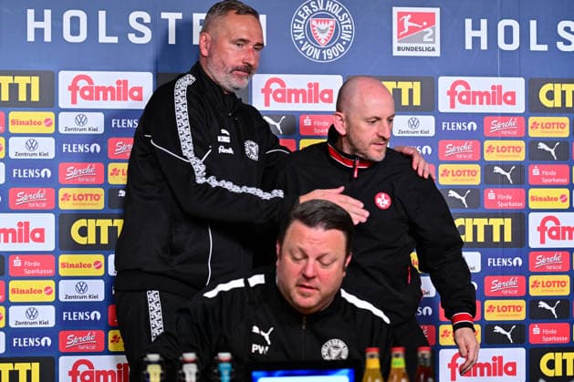 17.04.2026, Fußball, Herren, 2.BL (Bundesliga), Saison 2025 2026, Holstein Kiel - 1. FC Kaiserslautern, 30. Spieltag Trainer Tim Walter (Kiel) mit Trainer Torsten Lieberknecht Kiel, Holstein-Stadion Holstein-Stadion Schleswig-Holstein Deutschland