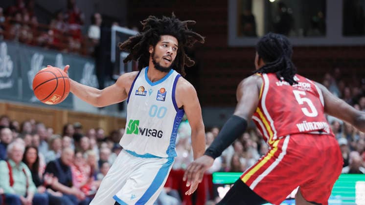 Im Bild: v.li. Tyger Campbell (Frankfurt Skyliners, 00) am Ball gegen Marcus Carr(Wuerzburg Baskets, 5) 17.04.2026, Fitness First Wuerzburg Baskets vs. SKYLINERS Frankfurt, easyCredit BBL, 30. Spieltag, Deutschland, 97072, tectake-Arena Wuerzburg, Copyright: HMBxMedia xJulienxBecker