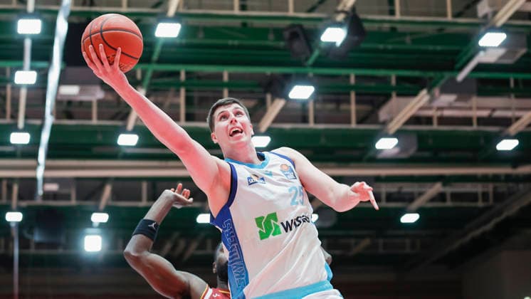 Im Bild: v.li. Eddy Edigin (Wuerzburg Baskets, 27) gegen Jacob Knauf (Frankfurt Skyliners, 25) am Ball 17.04.2026, Fitness First Wuerzburg Baskets vs. SKYLINERS Frankfurt, easyCredit BBL, 30. Spieltag, Deutschland, 97072, tectake-Arena Wuerzburg, Copyright: HMBxMedia xJulienxBecker