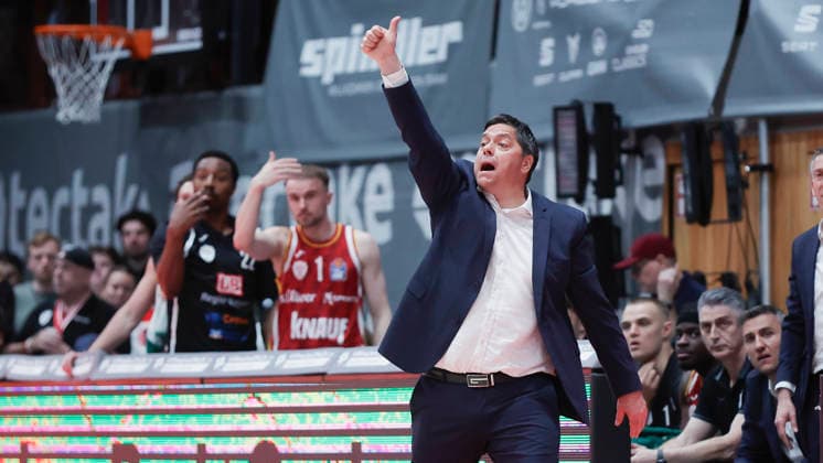 Im Bild: Head-Coach Sasa Filipovski (Wuerzburg Baskets) mit Anweisungen 17.04.2026, Fitness First Wuerzburg Baskets vs. SKYLINERS Frankfurt, easyCredit BBL, 30. Spieltag, Deutschland, 97072, tectake-Arena Wuerzburg, Copyright: HMBxMedia xJulienxBecker
