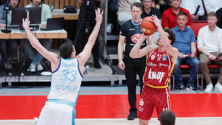 Im Bild: v.li. Ryan Hawkins (Frankfurt Skyliners, 33) gegen den Dreier von Brae Ivey (Wuerzburg Baskets, 11) 17.04.2026, Fitness First Wuerzburg Baskets vs. SKYLINERS Frankfurt, easyCredit BBL, 30. Spieltag, Deutschland, 97072, tectake-Arena Wuerzburg, Copyright: HMBxMedia xJulienxBecker