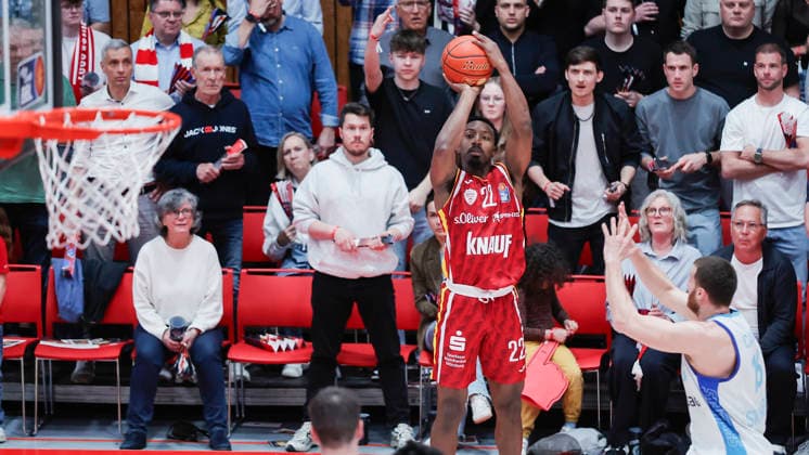 Im Bild: Johnathan Stove (Wuerzburg Baskets, 22) mit dem Dreier 17.04.2026, Fitness First Wuerzburg Baskets vs. SKYLINERS Frankfurt, easyCredit BBL, 30. Spieltag, Deutschland, 97072, tectake-Arena Wuerzburg, Copyright: HMBxMedia xJulienxBecker