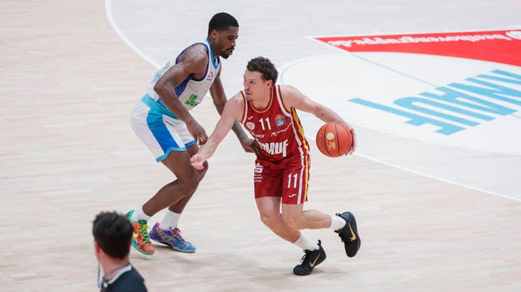 Im Bild: v.li. William Christmas (Frankfurt Skyliners, 8) gegen Brae Ivey (Wuerzburg Baskets, 11) am Ball 17.04.2026, Fitness First Wuerzburg Baskets vs. SKYLINERS Frankfurt, easyCredit BBL, 30. Spieltag, Deutschland, 97072, tectake-Arena Wuerzburg, Copyright: HMBxMedia xJulienxBecker