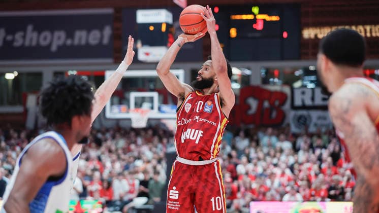 Im Bild: Davion Mintz (Wuerzburg Baskets, 10) mit dem Dreier 17.04.2026, Fitness First Wuerzburg Baskets vs. SKYLINERS Frankfurt, easyCredit BBL, 30. Spieltag, Deutschland, 97072, tectake-Arena Wuerzburg, Copyright: HMBxMedia xJulienxBecker
