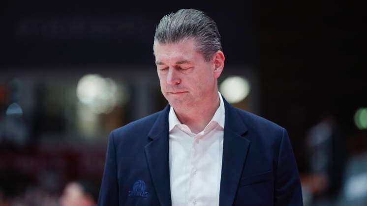 Im Bild: Enttaeuschung bei Head-Coach Klaus Perwas (Frankfurt Skyliners) 17.04.2026, Fitness First Wuerzburg Baskets vs. SKYLINERS Frankfurt, easyCredit BBL, 30. Spieltag, Deutschland, 97072, tectake-Arena Wuerzburg, Copyright: HMBxMedia xJulienxBecker