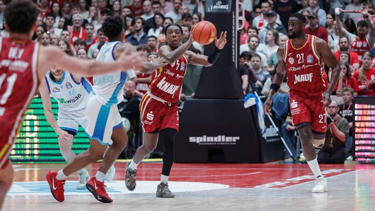 Im Bild: Marcus Carr(Wuerzburg Baskets, 5) am Ball 17.04.2026, Fitness First Wuerzburg Baskets vs. SKYLINERS Frankfurt, easyCredit BBL, 30. Spieltag, Deutschland, 97072, tectake-Arena Wuerzburg, Copyright: HMBxMedia xJulienxBecker