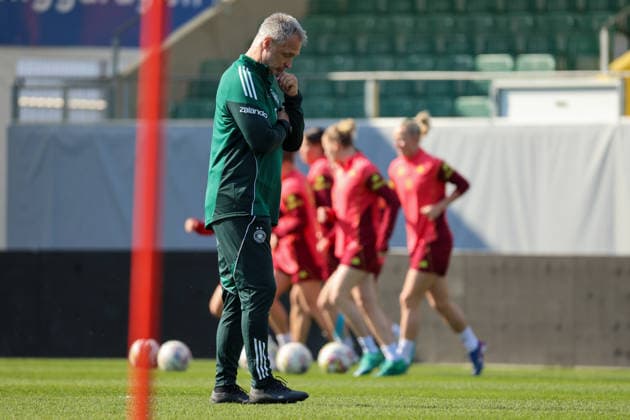 Ried im Innkreis, Österreich 17. April 2026: Vorbereitung auf das Frauen WM-Qualifikationsspiel Österreich vs. Deutschland - Abschlusstraining Im Bild: Bundestrainer Christian Wück Wueck (Deutschland) Copyright: HMBxMedia MadeleinexFantini