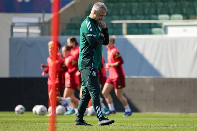 Ried im Innkreis, Österreich 17. April 2026: Vorbereitung auf das Frauen WM-Qualifikationsspiel Österreich vs. Deutschland - Abschlusstraining Im Bild: Bundestrainer Christian Wück Wueck (Deutschland) Copyright: HMBxMedia MadeleinexFantini