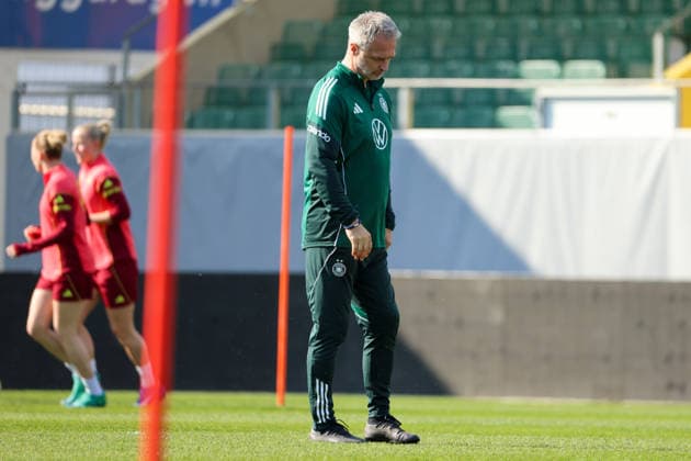 Ried im Innkreis, Österreich 17. April 2026: Vorbereitung auf das Frauen WM-Qualifikationsspiel Österreich vs. Deutschland - Abschlusstraining Im Bild: Bundestrainer Christian Wück Wueck (Deutschland) Copyright: HMBxMedia MadeleinexFantini