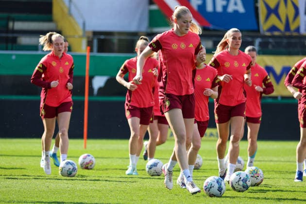 Ried im Innkreis, Österreich 17. April 2026: Vorbereitung auf das Frauen WM-Qualifikationsspiel Österreich vs. Deutschland - Abschlusstraining Im Bild: v.li. die Zweite Camilla Küver Kuever (Deutschland) und Selina Cerci (Deutschland) Copyright: HMBxMedia MadeleinexFantini