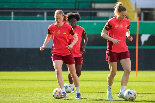 Ried im Innkreis, Österreich 17. April 2026: Vorbereitung auf das Frauen WM-Qualifikationsspiel Österreich vs. Deutschland - Abschlusstraining Im Bild: v.li. Sjoeke Nüsken Nuesken (Deutschland), Nicole Anyomi (Deutschland) und Sarai Linder (Deutschland) Copyright: HMBxMedia MadeleinexFantini
