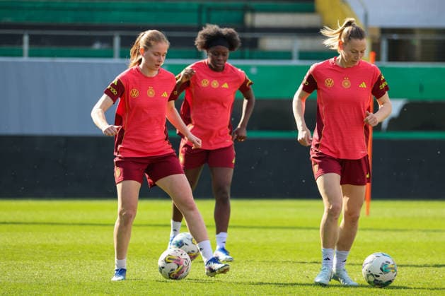 Ried im Innkreis, Österreich 17. April 2026: Vorbereitung auf das Frauen WM-Qualifikationsspiel Österreich vs. Deutschland - Abschlusstraining Im Bild: v.li. Sjoeke Nüsken Nuesken (Deutschland), Nicole Anyomi (Deutschland) und Sarai Linder (Deutschland) Copyright: HMBxMedia MadeleinexFantini