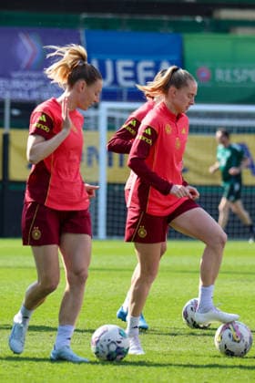 Ried im Innkreis, Österreich 17. April 2026: Vorbereitung auf das Frauen WM-Qualifikationsspiel Österreich vs. Deutschland - Abschlusstraining Im Bild: v.li. Sarai Linder (Deutschland) und Janina Minge (Deutschland) Copyright: HMBxMedia MadeleinexFantini