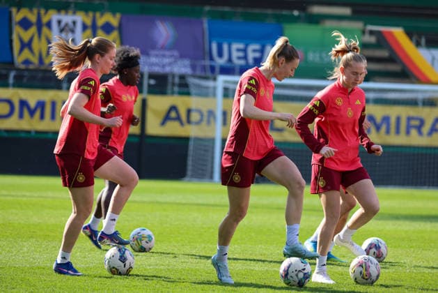 Ried im Innkreis, Österreich 17. April 2026: Vorbereitung auf das Frauen WM-Qualifikationsspiel Österreich vs. Deutschland - Abschlusstraining Im Bild: v.li. Sjoeke Nüsken Nuesken (Deutschland), Sarai Linder (Deutschland) und Janina Minge (Deutschland) Copyright: HMBxMedia MadeleinexFantini