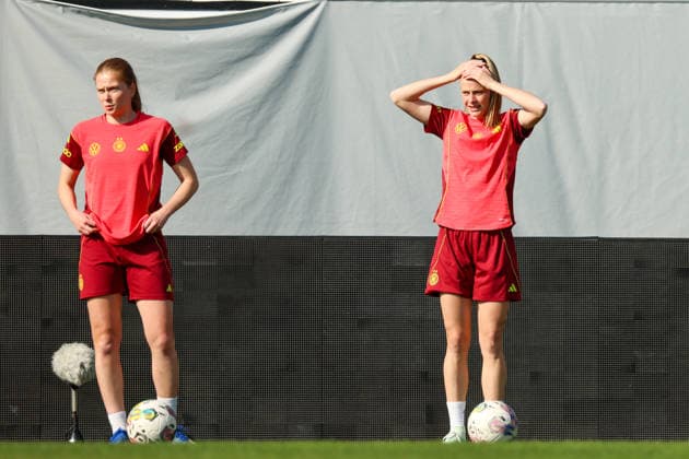 Ried im Innkreis, Österreich 17. April 2026: Vorbereitung auf das Frauen WM-Qualifikationsspiel Österreich vs. Deutschland - Abschlusstraining Im Bild: v.li. Sjoeke Nüsken Nuesken (Deutschland) und Vivien Endemann (Deutschland) Copyright: HMBxMedia MadeleinexFantini