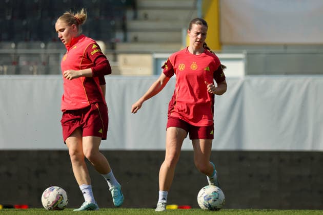 Ried im Innkreis, Österreich 17. April 2026: Vorbereitung auf das Frauen WM-Qualifikationsspiel Österreich vs. Deutschland - Abschlusstraining Im Bild: v.li. Jella Veit (Deutschland) und Sarah Mattner-Trembleau (Deutschland) Copyright: HMBxMedia MadeleinexFantini