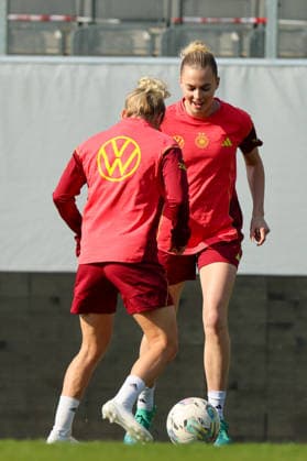 Ried im Innkreis, Österreich 17. April 2026: Vorbereitung auf das Frauen WM-Qualifikationsspiel Österreich vs. Deutschland - Abschlusstraining Im Bild: v.li. Linda Dallmann (Deutschland) und Laura Freigang (Deutschland) Copyright: HMBxMedia MadeleinexFantini