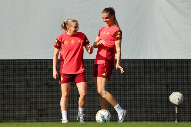 Ried im Innkreis, Österreich 17. April 2026: Vorbereitung auf das Frauen WM-Qualifikationsspiel Österreich vs. Deutschland - Abschlusstraining Im Bild: v.li. Elisa Senß Senss (Deutschland) und Selina Cerci (Deutschland) Copyright: HMBxMedia MadeleinexFantini