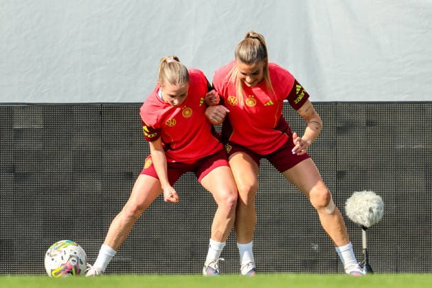Ried im Innkreis, Österreich 17. April 2026: Vorbereitung auf das Frauen WM-Qualifikationsspiel Österreich vs. Deutschland - Abschlusstraining Im Bild: v.li. Elisa Senß Senss (Deutschland) und Selina Cerci (Deutschland) Copyright: HMBxMedia MadeleinexFantini