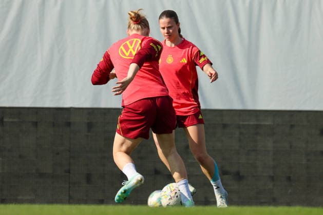 Ried im Innkreis, Österreich 17. April 2026: Vorbereitung auf das Frauen WM-Qualifikationsspiel Österreich vs. Deutschland - Abschlusstraining Im Bild: v.li. Jella Veit (Deutschland) und Sarah Mattner-Trembleau (Deutschland) Copyright: HMBxMedia MadeleinexFantini