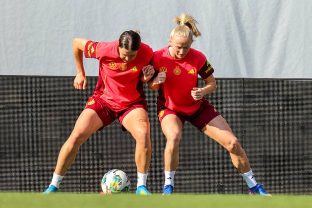 Ried im Innkreis, Österreich 17. April 2026: Vorbereitung auf das Frauen WM-Qualifikationsspiel Österreich vs. Deutschland - Abschlusstraining Im Bild: v.li. Larissa Mühlhaus Muehlhaus (Deutschland) und Lea Schüller Schueller (Deutschland) Copyright: HMBxMedia MadeleinexFantini