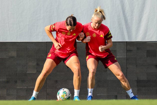 Ried im Innkreis, Österreich 17. April 2026: Vorbereitung auf das Frauen WM-Qualifikationsspiel Österreich vs. Deutschland - Abschlusstraining Im Bild: v.li. Larissa Mühlhaus Muehlhaus (Deutschland) und Lea Schüller Schueller (Deutschland) Copyright: HMBxMedia MadeleinexFantini