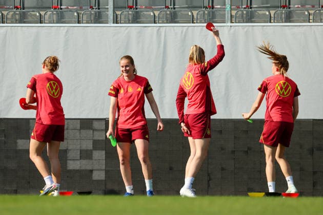 Ried im Innkreis, Österreich 17. April 2026: Vorbereitung auf das Frauen WM-Qualifikationsspiel Österreich vs. Deutschland - Abschlusstraining Im Bild: v.li. die Zweite Sjoeke Nüsken Nuesken (Deutschland) mit ihren Mannschaftskolleginnen Copyright: HMBxMedia MadeleinexFantini