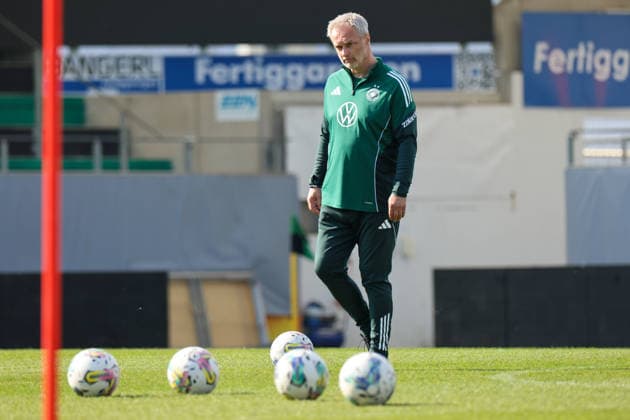 Ried im Innkreis, Österreich 17. April 2026: Vorbereitung auf das Frauen WM-Qualifikationsspiel Österreich vs. Deutschland - Abschlusstraining Im Bild: Bundestrainer Christian Wück Wueck (Deutschland) Copyright: HMBxMedia MadeleinexFantini