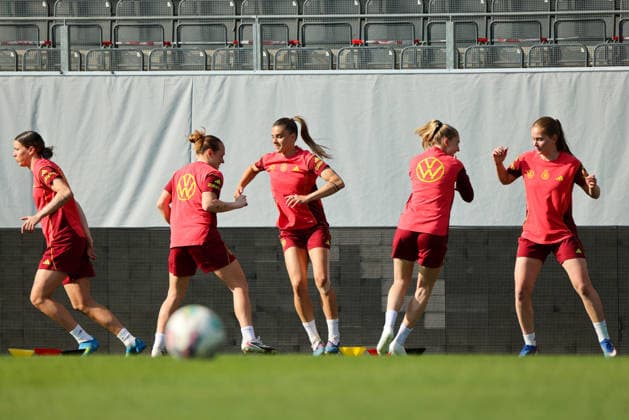 Ried im Innkreis, Österreich 17. April 2026: Vorbereitung auf das Frauen WM-Qualifikationsspiel Österreich vs. Deutschland - Abschlusstraining Im Bild: v.li. Larissa Mühlhaus Muehlhaus (Deutschland), Lisanne Gräwe Graewe (Deutschland), Selina Cerci (Deutschland), Sarai Linder (Deutschland) und Sjoeke Nüsken Nuesken (Deutschland) Copyright: HMBxMedia MadeleinexFantini
