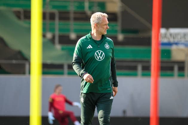 Ried im Innkreis, Österreich 17. April 2026: Vorbereitung auf das Frauen WM-Qualifikationsspiel Österreich vs. Deutschland - Abschlusstraining Im Bild: Bundestrainer Christian Wück Wueck (Deutschland) Copyright: HMBxMedia MadeleinexFantini