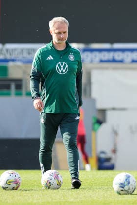 Ried im Innkreis, Österreich 17. April 2026: Vorbereitung auf das Frauen WM-Qualifikationsspiel Österreich vs. Deutschland - Abschlusstraining Im Bild: Bundestrainer Christian Wück Wueck (Deutschland) Copyright: HMBxMedia MadeleinexFantini