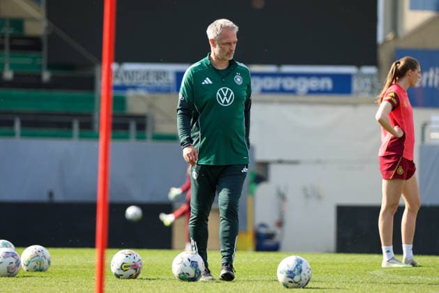 Ried im Innkreis, Österreich 17. April 2026: Vorbereitung auf das Frauen WM-Qualifikationsspiel Österreich vs. Deutschland - Abschlusstraining Im Bild: Bundestrainer Christian Wück Wueck (Deutschland) Copyright: HMBxMedia MadeleinexFantini
