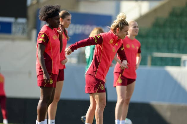 Ried im Innkreis, Österreich 17. April 2026: Vorbereitung auf das Frauen WM-Qualifikationsspiel Österreich vs. Deutschland - Abschlusstraining Im Bild: v.li. Nicole Anyomi (Deutschland) und Linda Dallmann (Deutschland) Copyright: HMBxMedia MadeleinexFantini