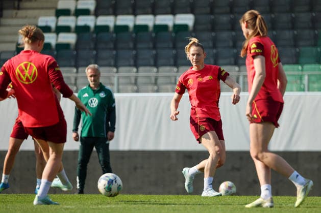 Ried im Innkreis, Österreich 17. April 2026: Vorbereitung auf das Frauen WM-Qualifikationsspiel Österreich vs. Deutschland - Abschlusstraining Im Bild: Sarai Linder (Deutschland) Copyright: HMBxMedia MadeleinexFantini