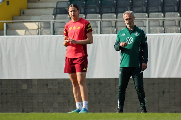 Ried im Innkreis, Österreich 17. April 2026: Vorbereitung auf das Frauen WM-Qualifikationsspiel Österreich vs. Deutschland - Abschlusstraining Im Bild: v.li. Larissa Mühlhaus Muehlhaus (Deutschland) und Bundestrainer Christian Wück Wueck (Deutschland) Copyright: HMBxMedia MadeleinexFantini