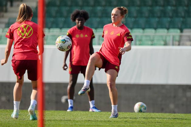 Ried im Innkreis, Österreich 17. April 2026: Vorbereitung auf das Frauen WM-Qualifikationsspiel Österreich vs. Deutschland - Abschlusstraining Im Bild: v.li. Vivien Endemann (Deutschland) und Lisanne Gräwe Graewe (Deutschland) Copyright: HMBxMedia MadeleinexFantini