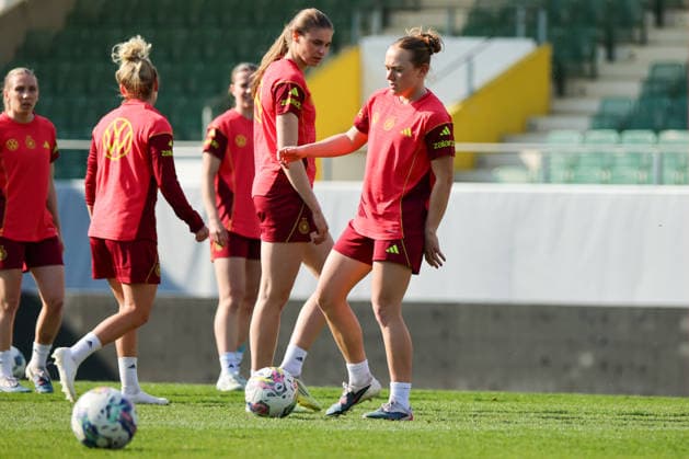 Ried im Innkreis, Österreich 17. April 2026: Vorbereitung auf das Frauen WM-Qualifikationsspiel Österreich vs. Deutschland - Abschlusstraining Im Bild: v.li. Jule Brand (Deutschland) und Lisanne Gräwe Graewe (Deutschland) Copyright: HMBxMedia MadeleinexFantini