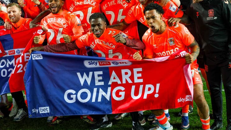 Blackburn Rovers v Coventry City, EFL Sky Bet Championship Coventry City players celebrate their promotion to the Premier League during the EFL Sky Bet Championship match between Blackburn Rovers and Coventry City at Ewood Park, Blackburn, UK on 17 April 2026. Editorial use only DataCo restrictions apply See www.football-dataco.com , Copyright: xSimonxDaviesx PSI-24084-0146