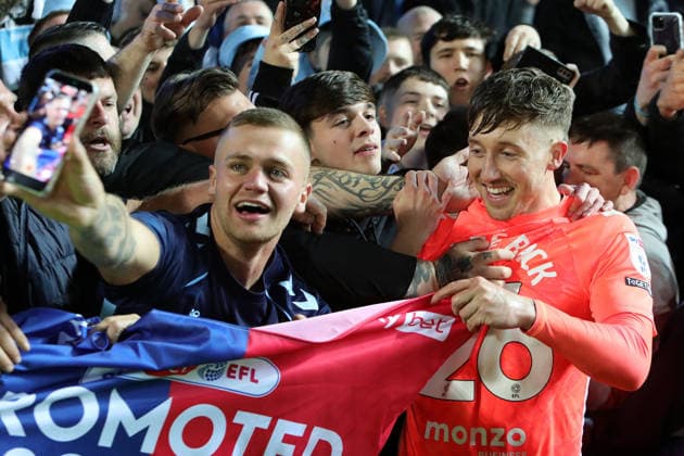 Blackburn Rovers v Coventry City, Sky Bet Championship Josh Eccles of Coventry City celebrates promotion with fans following the Blackburn Rovers v Coventry City EFL Sky Bet Championship match at Ewood Park, Blackburn, England on 17 April 2026 Credit: Luke Williams Every Second Media Editorial use only. All images are copyright Every Second Media Limited. No images may be reproduced without prior permission. All rights reserved. Premier League and Football League images are subject to licensing agreements with Football DataCo Limited. see https: www.football-dataco.com Copyright: xIMAGO EveryxSecondxMediax ESM-1920-0046 LukexWilliamsx xEveryxSecondxMediax