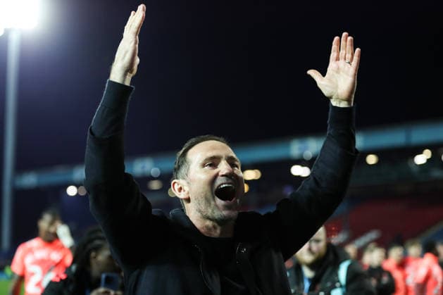 Sky Bet Championship: Blackburn Rovers v Coventry City Frank Lampard, manager of Coventry City, celebrates promotion back to the Premier League after the Sky Bet Championship match between Blackburn Rovers and Coventry City at Ewood Park in Blackburn, United Kingdom, on April 17, 2026. Blackburn Lancashire United Kingdom  Copyright: xNewsxImagesx originalFilename:cosgrove-skybetch260417_npuaq.jpg