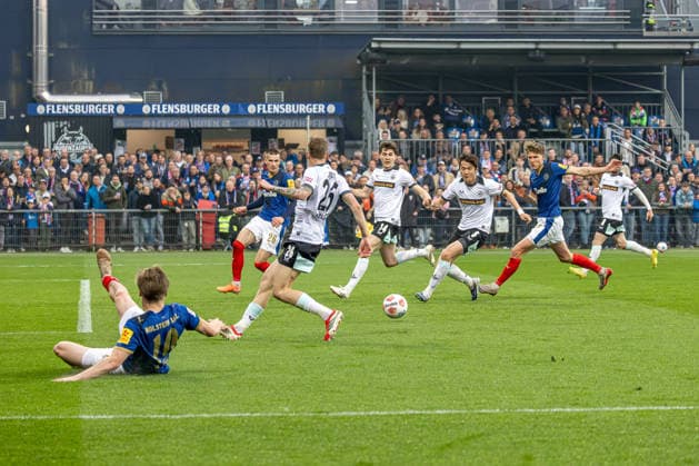 17.04.2026 Fußball 2. Bundesliga Männer Saison 2025 2026 30. Spieltag Holstein Kiel - 1. FC Kaiserslautern (Kiel in Blau, Kaiserslautern in Weiß) Sehenswerte Hereingabe von Jonas Therkelsen (Vordergrund), die aber in der Mitte keinen Kieler Abnehmer fand Kiel Holstein Stadion, Westring 501 Schleswig Holstein Deutschland
