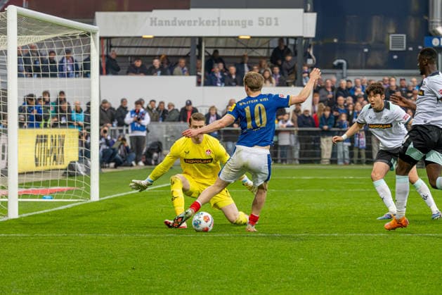 17.04.2026 Fußball 2. Bundesliga Männer Saison 2025 2026 30. Spieltag Holstein Kiel - 1. FC Kaiserslautern (Kiel in Blau, Kaiserslautern in Weiß) Bildmitte: Julian Krahl, Jonas Therkelsen Kiel Holstein Stadion, Westring 501 Schleswig Holstein Deutschland